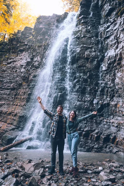 Casal Frente Cachoeira Outono Espaço Cópia Temporada — Fotografia de Stock