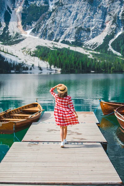 Ung Vacker Kvinna Röd Klänning Promenader Vid Träbrygga Vid Fjällsjö — Stockfoto