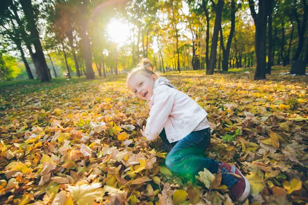 Liten Leende Blond Söt Småbarn Flicka Hösten Stadspark Höstsäsong — Stockfoto