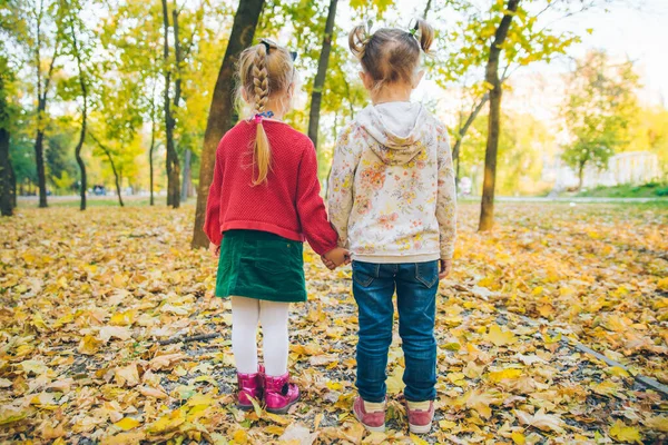 Duas Meninas Namoradas Jogando Outono Parque Cidade Mãos Dadas Atividades — Fotografia de Stock