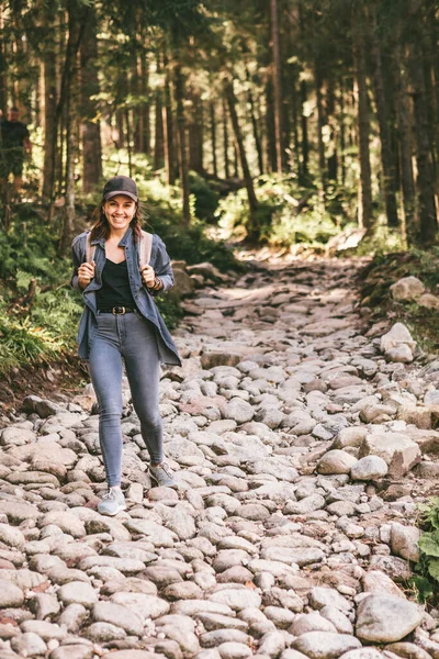 Femme Avec Sac Dos Randonnée Forêt Par Chemin Pierre Concept — Photo