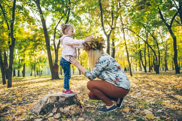 Niña Probar Corona Flores Joven Madre Rubia Otoño Otoño —  Fotos de Stock