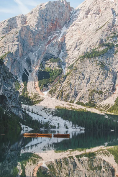 Barche Mezzo Lago Braies Italia Vacanze Estive Specchio Riflesso Delle — Foto Stock