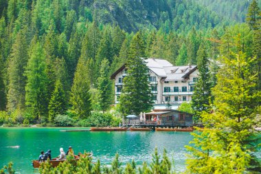 İtalya 'da Braies Gölü' nün ortasındaki tekneler. Yaz tatili. Sudaki dağların yansıması