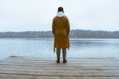 Güz Gölü 'nün sonbahar sezonu kadını ahşap iskelede düştü.