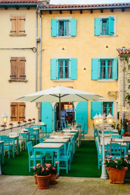 Güneşli şemsiyeli güzel bir restoran manzarası. Boşluğu kopyala