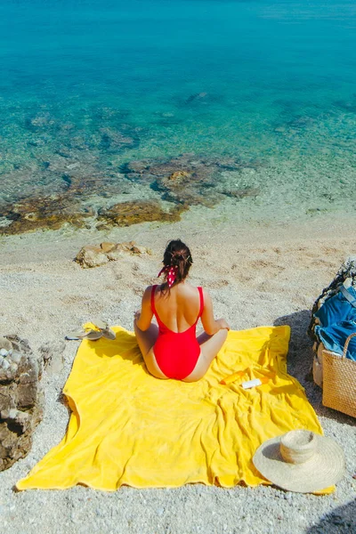 Kvinna Sola Havet Stranden Solig Dag Sommarsemester Koncept — Stockfoto