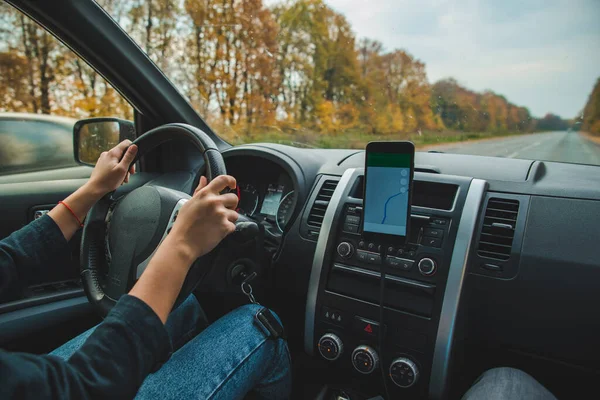 Kvinna Händer Ratten Navigering Telefonen Bil Instrumentbräda Höstsäsong — Stockfoto