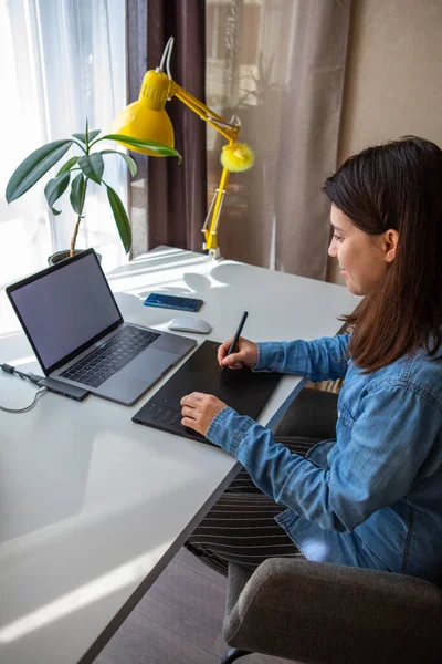 Mulher Trabalhando Laptop Casa Escritório Com Tablet Gráfico Teletrabalho Remotamente — Fotografia de Stock