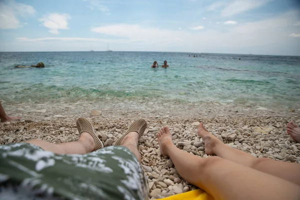 Paar Das Sich Strand Sonnt Sommerferien Meer Kopierraum — Stockfoto