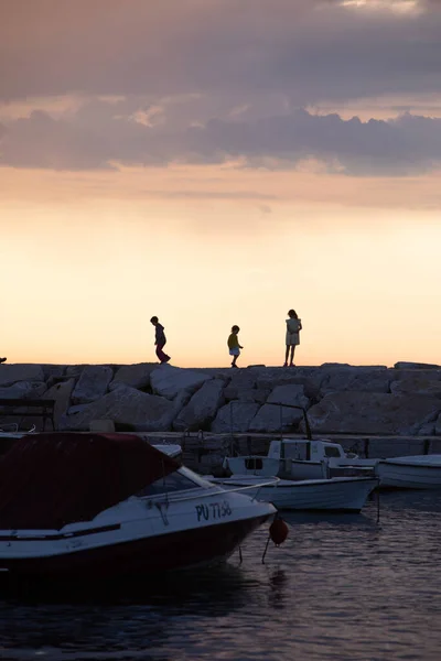 Πατέρας Κορίτσια Κόρη Περπατώντας Πέτρινο Δρόμο Ηλιοβασίλεμα Σιλουέτα Βραδινή Δύση — Φωτογραφία Αρχείου