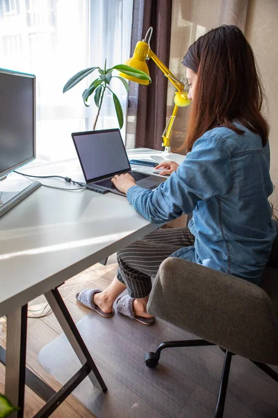 Femme Travaillant Sur Ordinateur Portable Bureau Maison Télétravail Distance — Photo