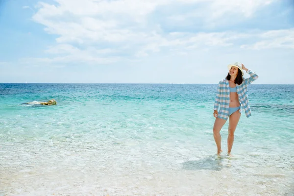 Frau Blau Kariertem Hemd Spaziert Strand Entlang Sommerferien — Stockfoto