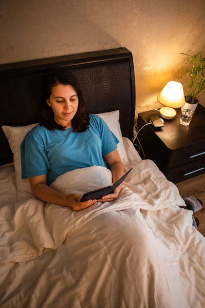 Young Woman Reading Electronic Book Night Light Lamp Copy Space — Stock Photo, Image