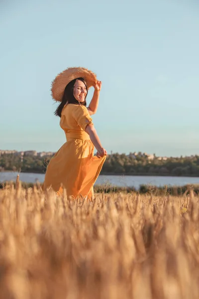 Donna Prendisole Giallo Passeggiando Vicino Campo Grano Ora Legale — Foto Stock