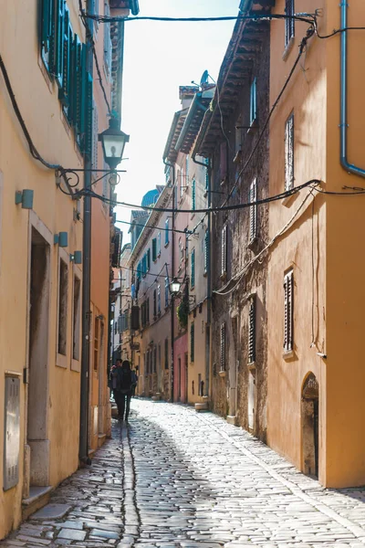 Hırvatistan 'daki boş eski Rovinj Caddesi manzarası. yaz tatili