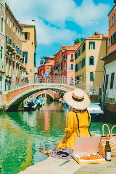Жінка Сидить Причалі Дивлячись Каналі Венеції Концепція Літніх Подорожей — стокове фото
