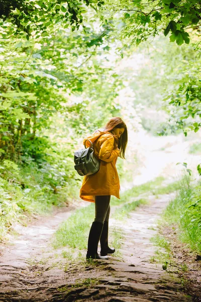 Mulher Capa Amarela Andando Pela Floresta Chuvosa Visão Traseira Espaço — Fotografia de Stock