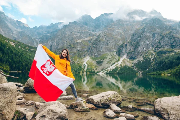 해변에서 폴랜드 깃발을 미소짓는 — 스톡 사진