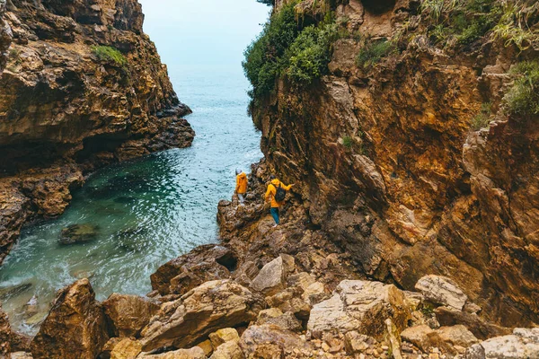 Pareja Senderismo Playa Mar Cañón Tiempo Lluvioso — Foto de Stock