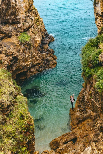 Yağmurluklu Kadın Canyon Deniz Kıyısına Yürüyor — Stok fotoğraf