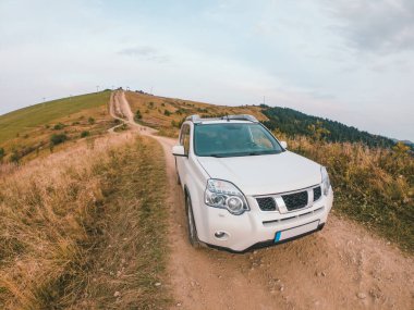off road araba seyahati dağlardan sonbahar zirvesi yol gezisi