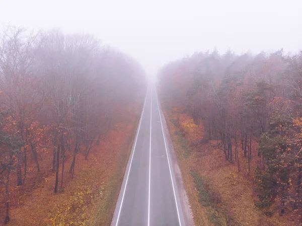 Jesienią Autostrada Droga Mgła Mgła Pogoda Samochód Podróży — Zdjęcie stockowe