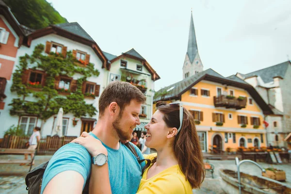 Lachend Mooi Paar Het Nemen Van Selfie Hallstatt Stad Centraal — Stockfoto