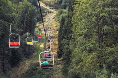 Yaz dağları seyahat eder. Sandalye yolu zirveye çıkar.