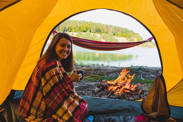 Mujer Tendida Tienda Campaña Amarilla Mirando Concepto Camping Hoguera — Foto de Stock