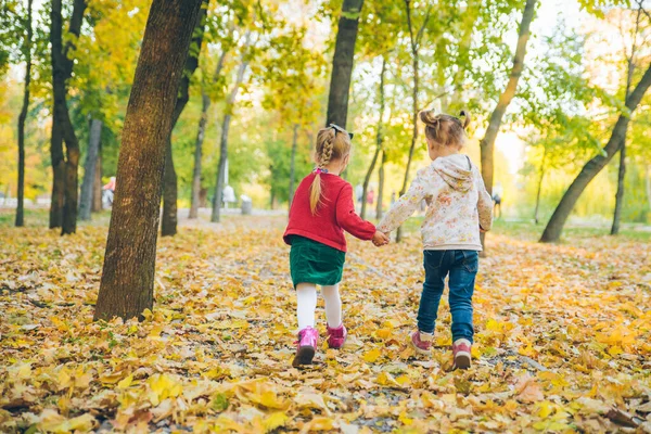 Duas Meninas Namoradas Jogando Outono Parque Cidade Mãos Dadas Atividades — Fotografia de Stock