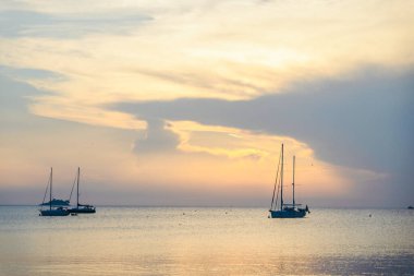 Deniz üzerinde turuncu gün batımı manzarası. Boşluğu kopyala