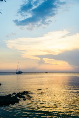 Deniz üzerinde turuncu gün batımı manzarası. Boşluğu kopyala