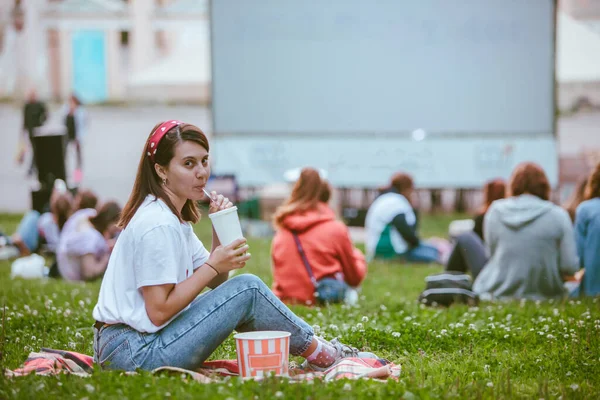 Joven Bastante Sonriente Mujer Sentado Manta Con Palomitas Maíz Bebida —  Fotos de Stock