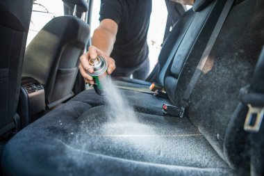 İçerideki oto koltuklarının kuru temizleme