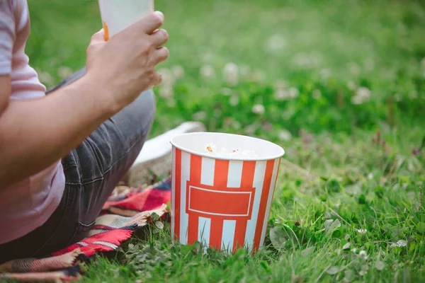 Niezdrowe Jedzenie Popcorn Napoje Sodowe Gotowe Oglądania Filmów Kinie Świeżym — Zdjęcie stockowe