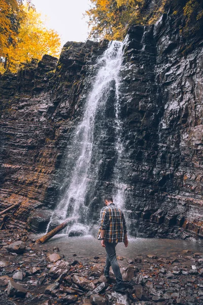 Hiker Man Looking Autumn Waterfall Copy Space — Stock Photo, Image