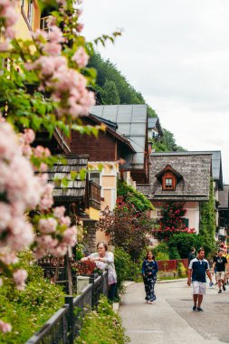 Hallstatt, Avusturya - 15 Haziran 2019: Güzel, rahat bina fotokopi alanı ile sokak manzarası