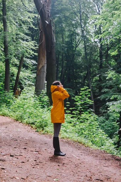 Donna Impermeabile Giallo Piedi Dalla Foresta Pluviale Vista Posteriore Copiare — Foto Stock