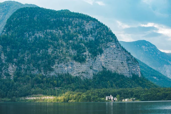 Utsikt Över Bekväma Hus Vid Sjön Stranden Alpina Bergen Kopiera — Stockfoto