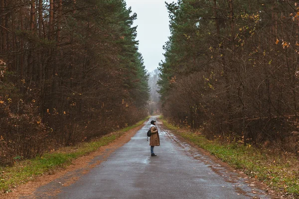 Mulher Andando Por Estrada Outono Vazio Tempo Chuvoso — Fotografia de Stock