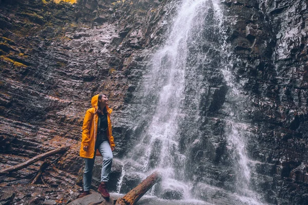 Mulher Capa Chuva Amarela Outono Conceito Cachoeira Caminhadas — Fotografia de Stock