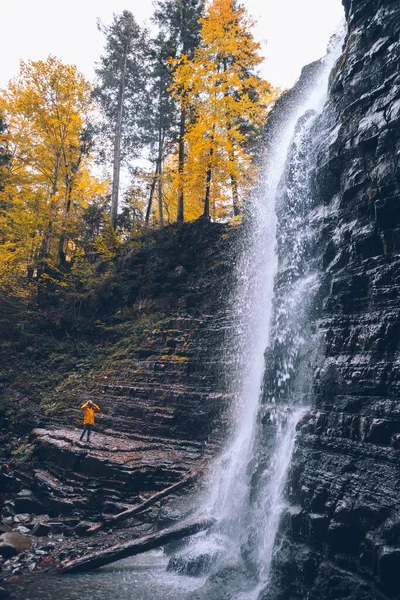 Женщина Жёлтом Плаще Осеннем Водопаде — стоковое фото