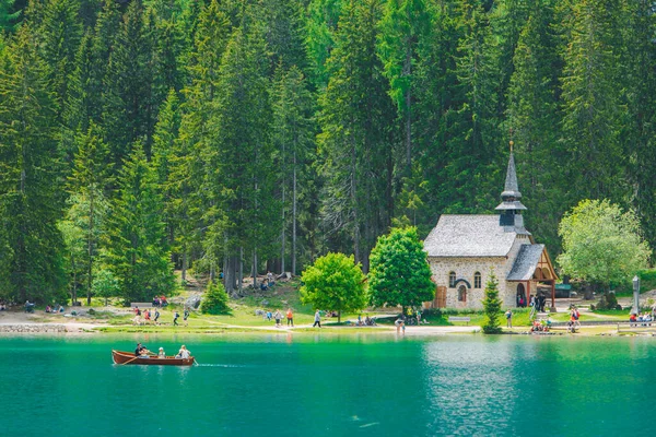 People Resting Little Church Lake Beach Dolomites Mountains Summer Time — Stock Photo, Image