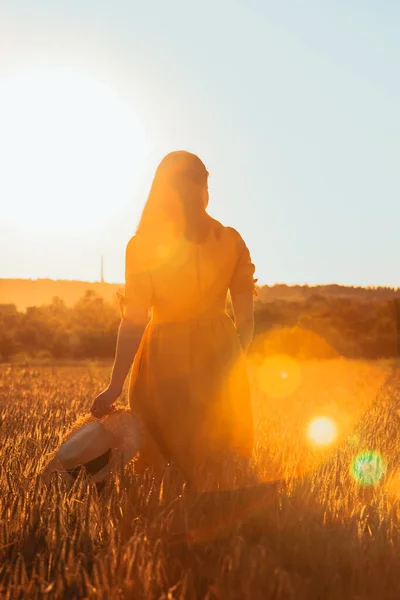 Sarı Elbiseli Kadın Buğday Tarlasında Yürüyor Yaz Zamanı — Stok fotoğraf