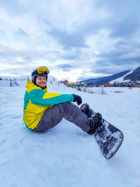 Homem Com Snowboard Sentado Atividades Desportivas Neve Colina — Fotografia de Stock