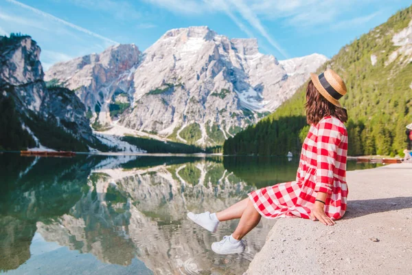 山の湖を見て藁帽子の赤い小屋のドレスの女性 夏休みだ 旅行のコンセプト — ストック写真