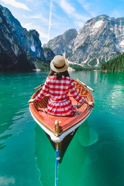 Mujer Sentada Gran Barco Marrón Lago Braies Lago Italia Vacaciones — Foto de Stock