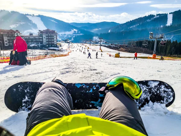 Snowboard Conceito Sentado Colina Pessoas Esquiando Para Baixo Espaço Cópia — Fotografia de Stock