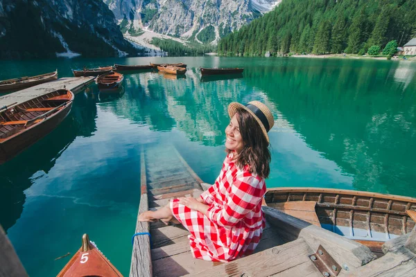 Žena Červených Šatech Sedí Dřevěných Schodech Dívá Jezero Horách Letní — Stock fotografie